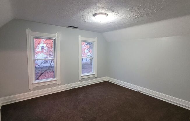 2 beds, 1 bath, $900, Unit Up