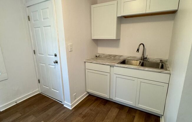 2 beds, 1 bath, 650 sqft, $895, Unit #4