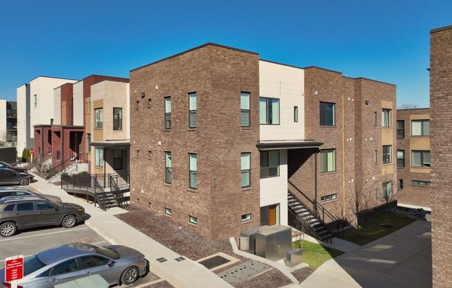 **2022-BUILT CONDO IN THE HEART OF WEDGEWOOD-HOUSTON WALKING DISTANCE TO GEODIS PARK**