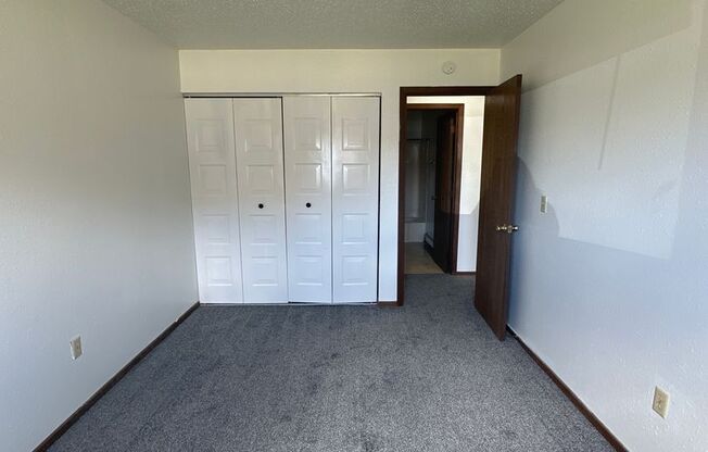 2 beds, 1 bath, $850, Unit 04