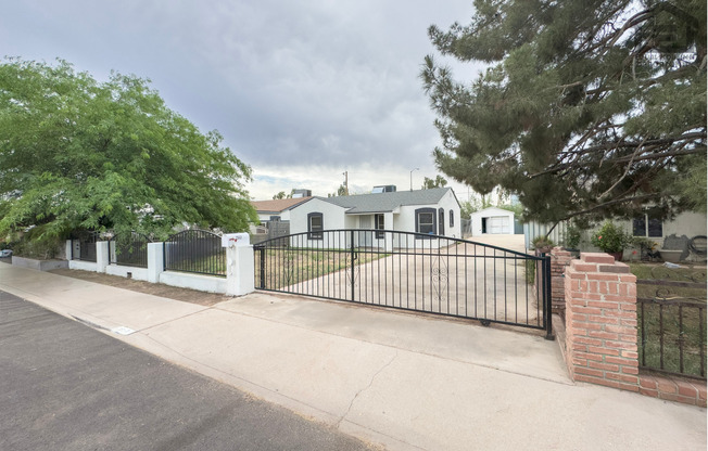 2Bed/1Bath House at AZ-202/24th St! Ready for Immediate Move-In! -- NO HOA! RV PARKING!