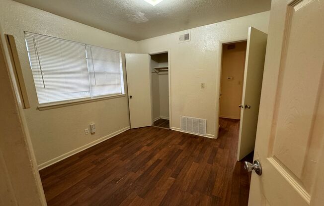 3 beds, 1 bath, $885