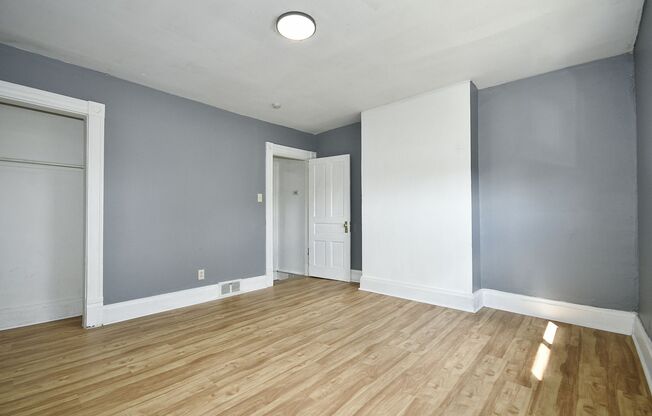 2 beds, 1 bath, $1,000, Unit 1912 Pallas Street Rear