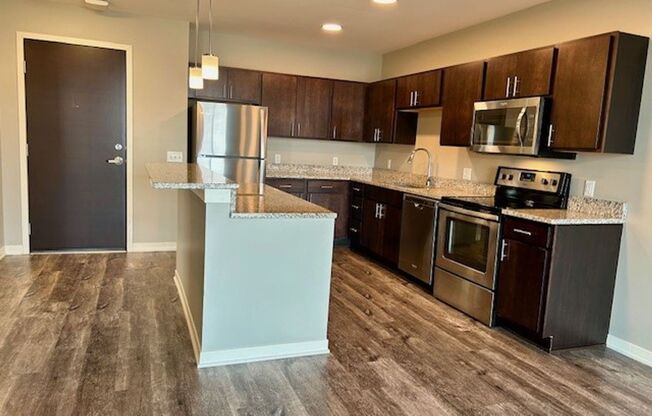 2 beds, 2 baths, 990 sqft, $2,125, Unit 422
