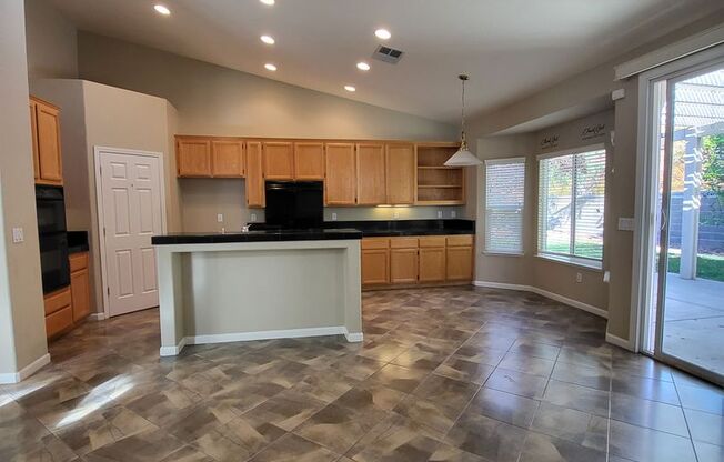 Spacious floor plans 4bedroom, 2.5 bath  Plus den(office) Near Franklin High