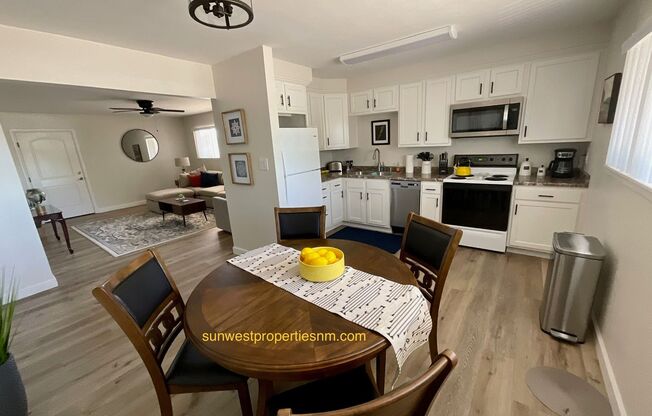 Dustin Ave. N. 2400 - Sunset House