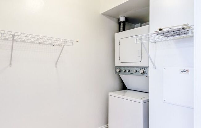 Studio, 1 bath, 420 sqft, $1,096, Unit 304