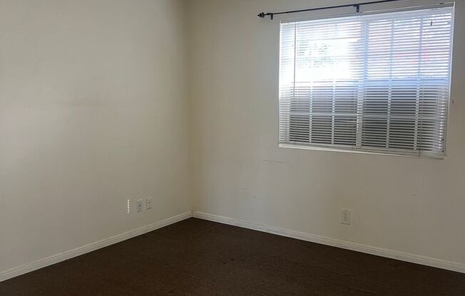 2 beds, 1 bath, $2,895, Unit 16030 Saticoy St.