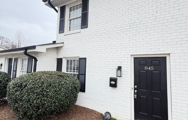 2 beds, 1.5 baths, 832 sqft, $1,050, Unit 845 Oakwood Villa