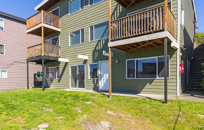 Large 2 Bedroom, 2 Bathroom with GREAT Layout! Walk in Closet and In-Unit Laundry!