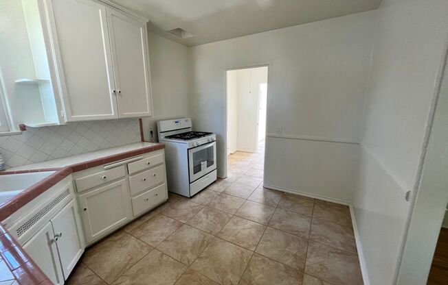 2 beds, 1 bath, $3,195