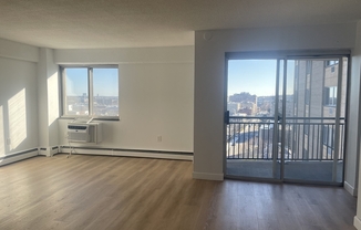 2 beds, 1 bath, 940 sqft, $2,350, Unit 13M