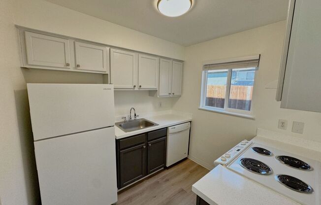 2 beds, 1 bath, 890 sqft, $1,595, Unit 16