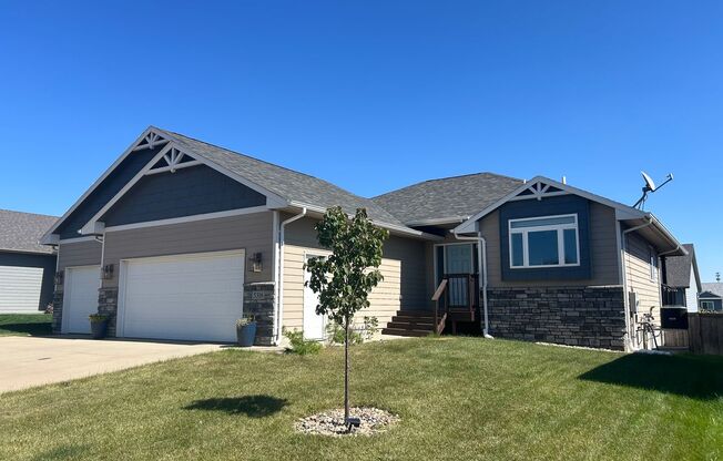 4 Bed 3 Bath Home South East Sioux Falls!  FULLY FURNISHED!!