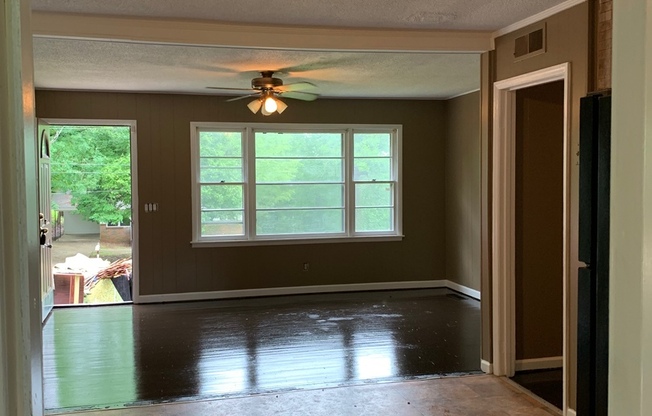 3 beds, 1 bath, $1,095