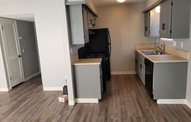 2 beds, 1 bath, $950, Unit 502