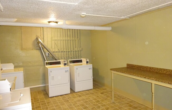 Studio, 1 bath, 390 sqft, $800, Unit 27