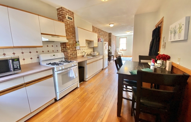 2 beds, 1 bath, $2,900, Unit 3