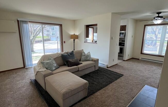 2 beds, 1 bath, 950 sqft, $1,700, Unit 7705CB