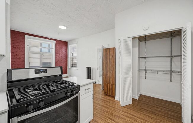 Studio, 1 bath, 200 sqft, $1,145, Unit 302