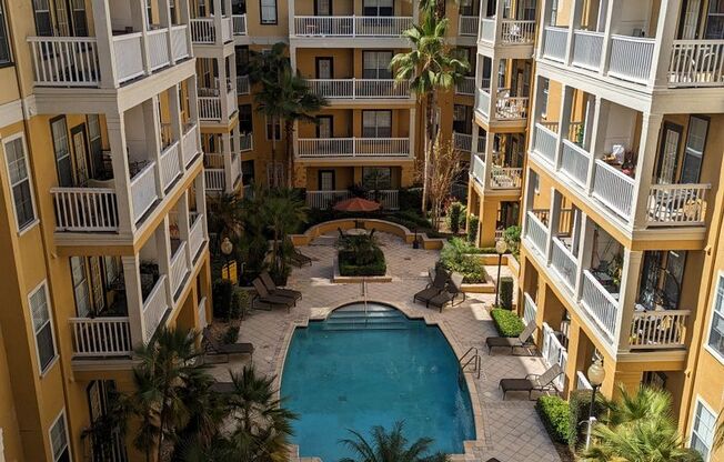 Downtown 1/1 Condo pool view & fire place with free water/sewer