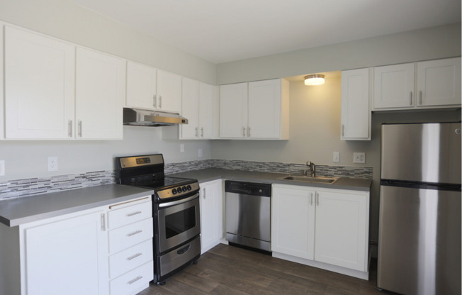 2 beds, 1 bath, 870 sqft, $1,575, Unit 77