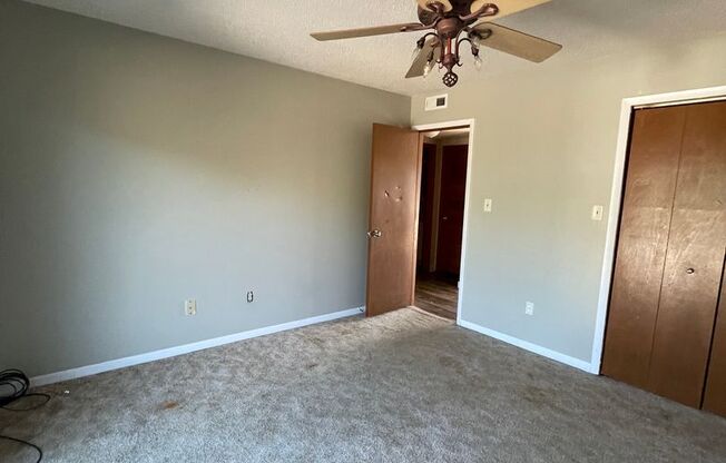 2 beds, 1 bath, $950, Unit 6C