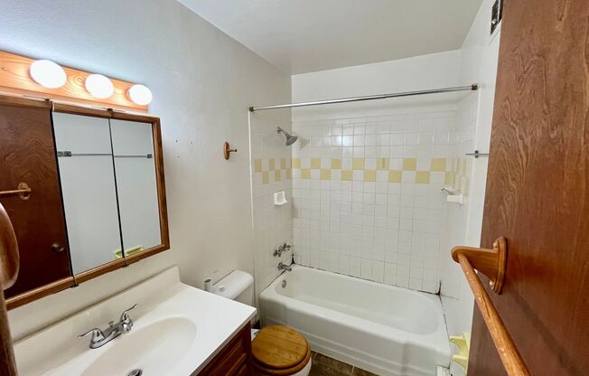 2 beds, 1 bath, $1,295, Unit 306