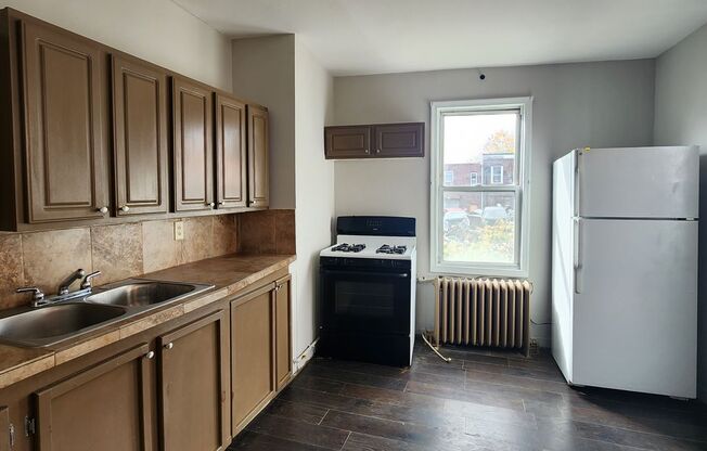 2 beds, 1 bath, $1,300, Unit Unit 2