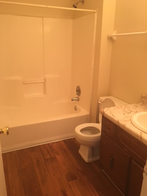 2 beds, 1.5 baths, $795, Unit E1