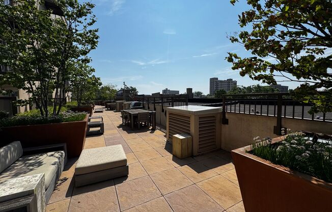 2 beds, 1 bath, 978 sqft, $2,250, Unit 609