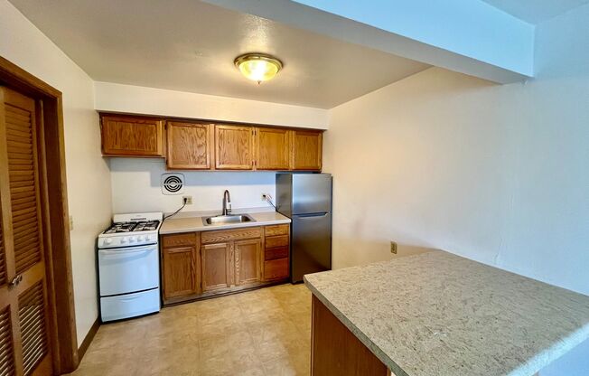 2 beds, 1 bath, $1,295, Unit 306