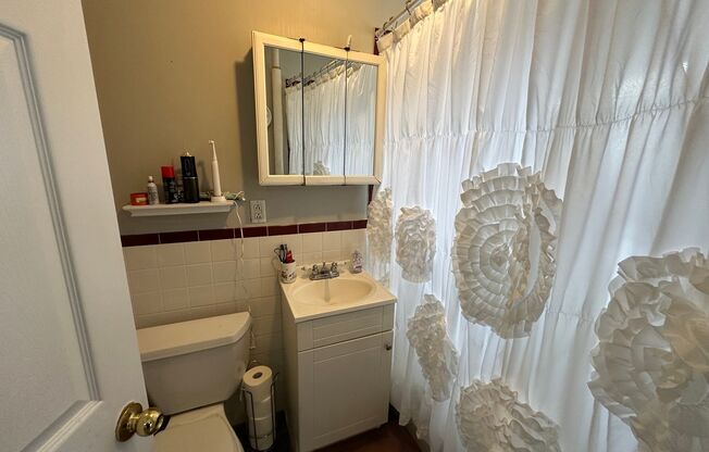 2 beds, 1 bath, $2,700, Unit 29