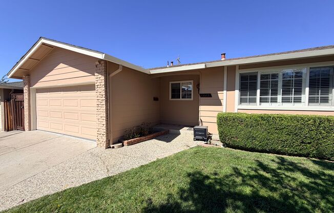 4bd/2ba - Bedroom Home with a Lap Pool! Excellent Location!!