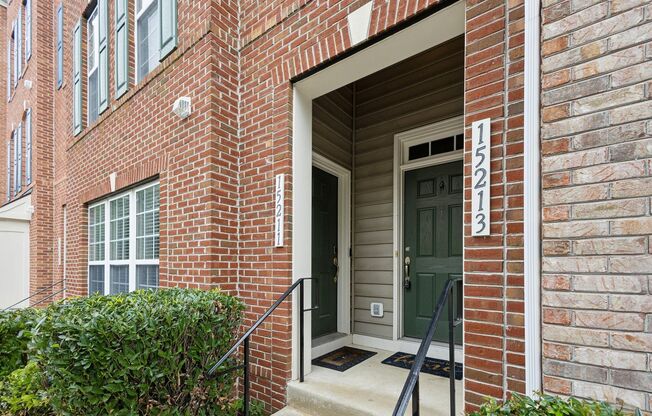 Stunning 2 bed 2.5 bath 2-story condo/townhome