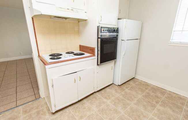 2 beds, 1 bath, $1,600, Unit C