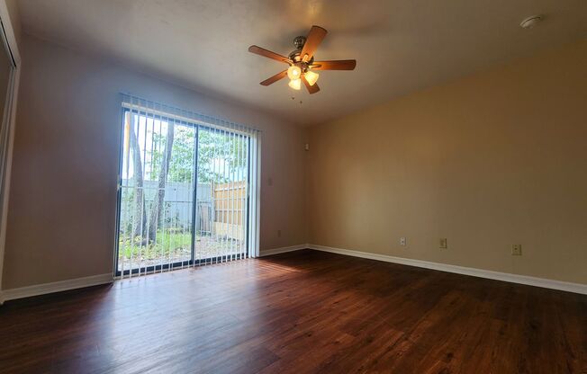 2 beds, 1 bath, 898 sqft, $1,100, Unit 230B NE 40 LN