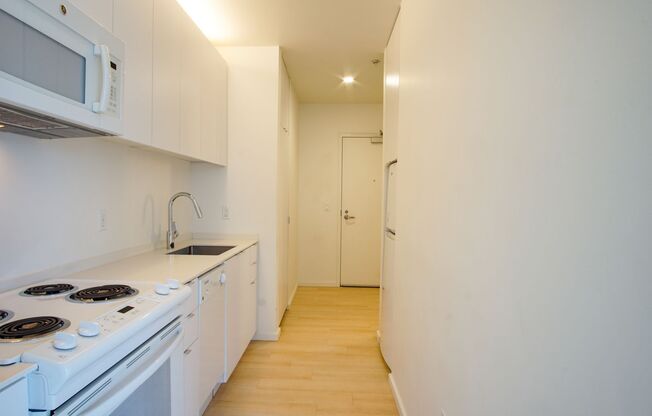 Buckman: Light & Bright 1 Bdr with D/W, A/C, & Washer/Dryer!