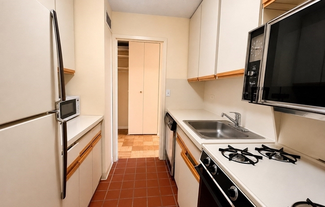 1 bed, 1 bath, 605 sqft, $3,500, Unit 23L