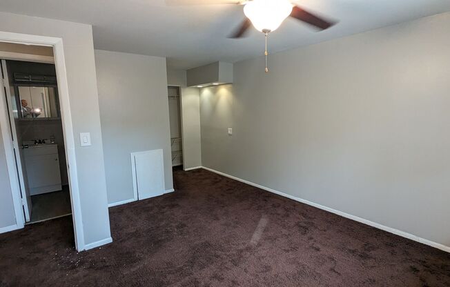 2 beds, 1 bath, 775 sqft, $925, Unit B28