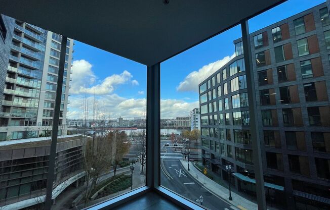 Loft Studio in The Pinnacle – Pearl District. East-Facing, Hardwood Floors, Secured Parking Garage, & In-Unit Washer/Dryer!