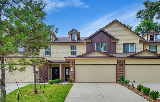 Spacious 4-bed townhome with a view of Lake Conroe!