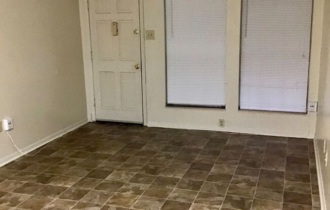 2 beds, 2 baths, 995 sqft, $800, Unit 14