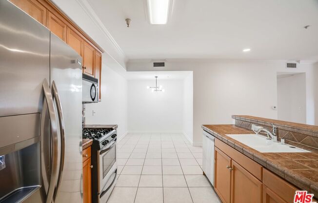 2335 S BENTLEY AVE