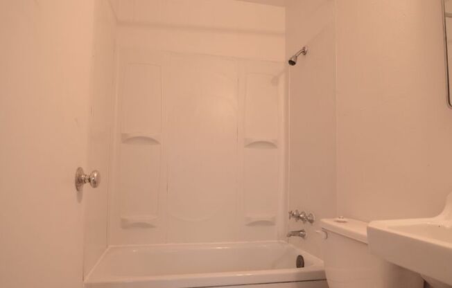 Studio, 1 bath, 250 sqft, $1,050, Unit 206