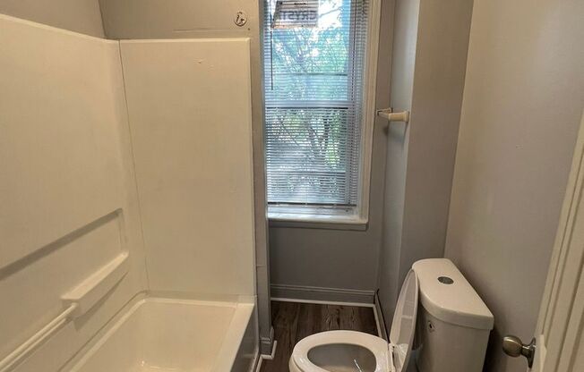 2 beds, 1 bath, $1,300