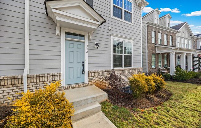 Like new 3-bed, 2.5 bath townhome in Cramerton Mills Parkway!