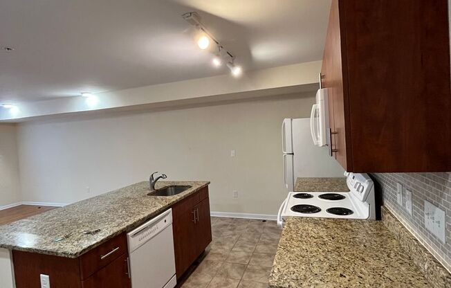 1 bed, 1 bath, 741 sqft, $1,800