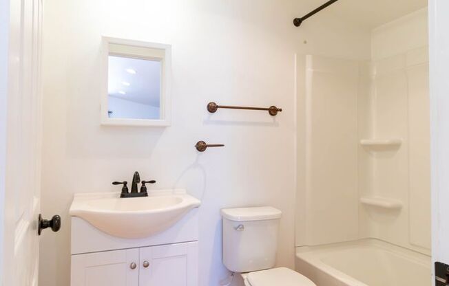 Beautiful ADU Studio Apt! With washer, dryer and AC in unit!