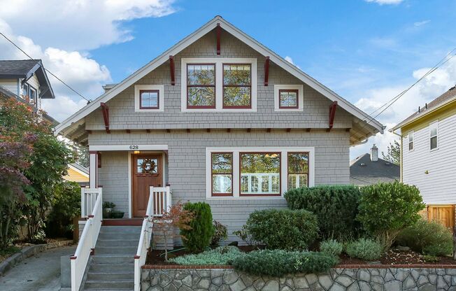 NE 4 Bed 2.5 Bath House ~ King Neighborhood ~ A/C, Washer and Dryer, Hardwoods and More!